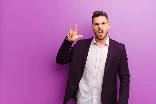 Joven Hispano Sintiéndose Feliz Divertido Seguro Positivo Rebelde Haciendo Rock —  Fotos de Stock