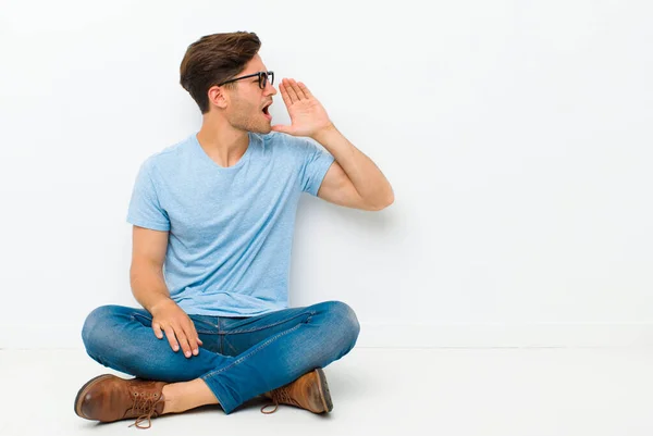 Joven Hombre Guapo Gritando Fuerte Enojado Para Copiar Espacio Lado —  Fotos de Stock