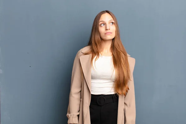 Giovane Bella Donna Con Espressione Preoccupata Confusa Priva Indizi Guardando — Foto Stock