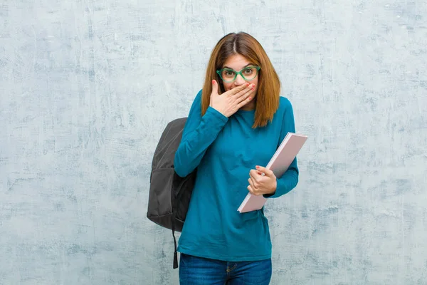 Junge Studentin Die Dich Anlacht Auf Die Kamera Zeigt Und — Stockfoto