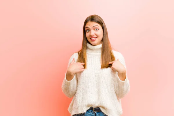 Junge Hübsche Frau Die Sich Glücklich Überrascht Und Stolz Fühlt — Stockfoto