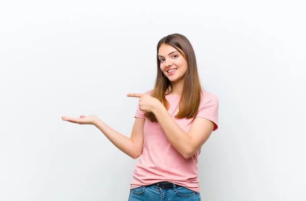 Joven Bonita Mujer Sonriendo Alegremente Apuntando Copiar Espacio Palma Mano — Foto de Stock