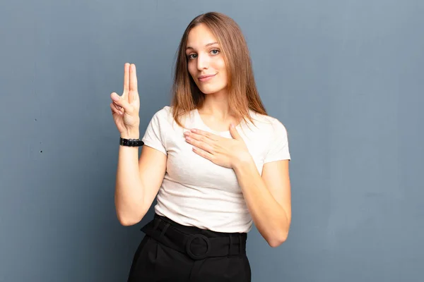 Ung Vacker Kvinna Ser Glad Säker Och Pålitlig Leende Och — Stockfoto