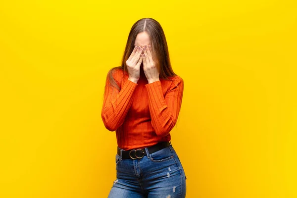 Jovem Bonita Mulher Sentindo Triste Frustrado Nervoso Deprimido Cobrindo Rosto — Fotografia de Stock