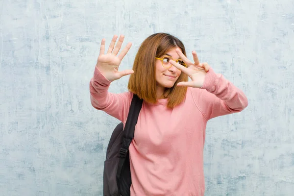 Jonge Student Vrouw Glimlachend Zoek Vriendelijk Tonen Nummer Negen Negende — Stockfoto