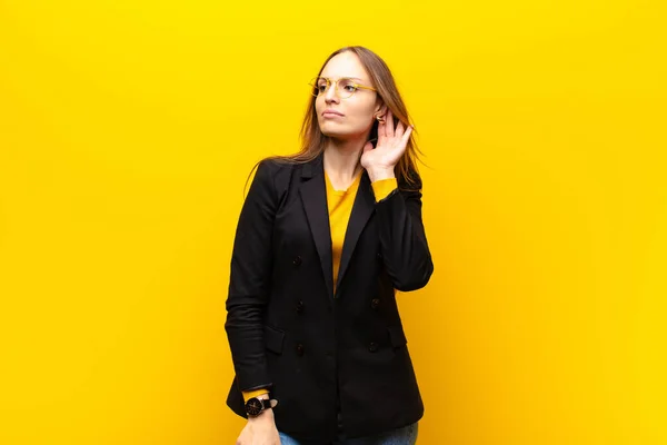 Joven Bonita Mujer Negocios Buscando Seria Curiosa Escuchando Tratando Escuchar — Foto de Stock