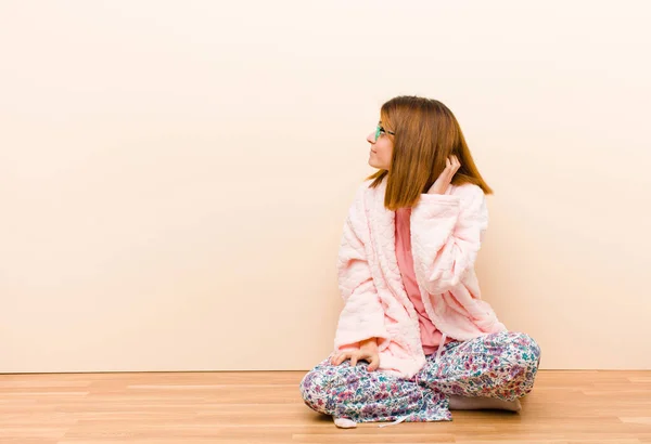 Jeune Femme Pyjama Assis Maison Sentant Inutile Confus Pensant Une — Photo