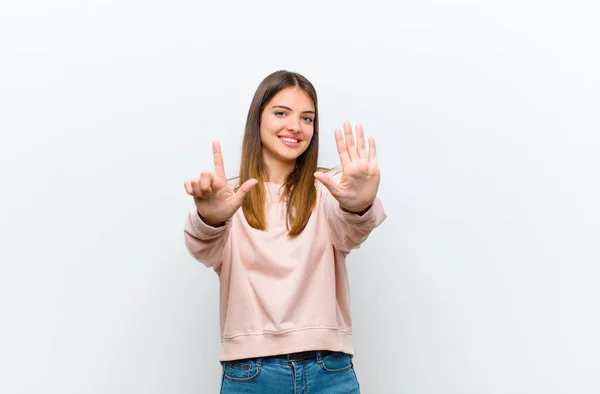 Joven Bonita Mujer Sonriendo Buscando Amigable Mostrando Número Siete Séptimo —  Fotos de Stock