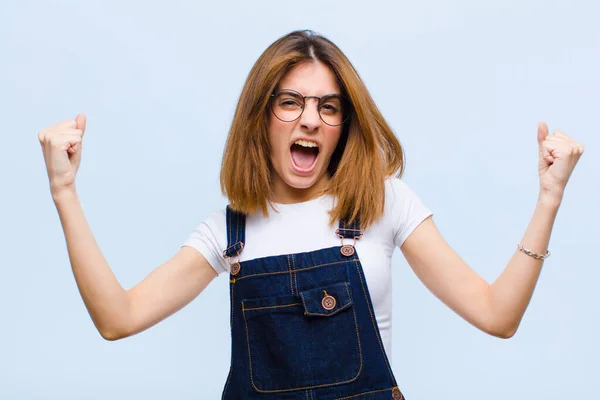 Jonge Mooie Vrouw Schreeuwen Agressief Met Een Boze Uitdrukking Met — Stockfoto