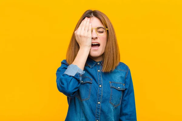 Joven Bonita Mujer Buscando Soñolienta Aburrida Bostezando Con Dolor Cabeza — Foto de Stock