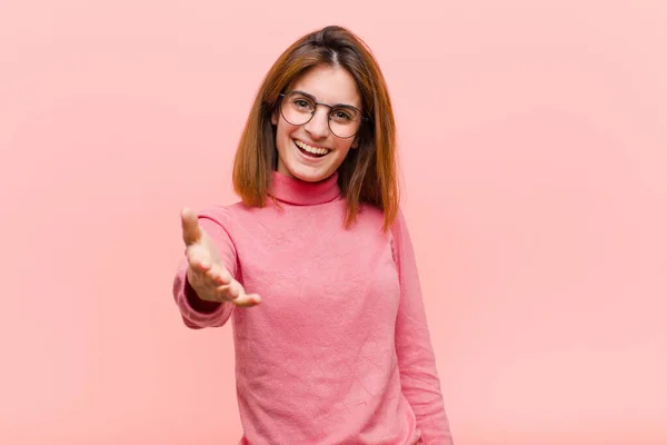 Jovem Mulher Bonita Sorrindo Olhando Feliz Confiante Amigável Oferecendo Aperto — Fotografia de Stock