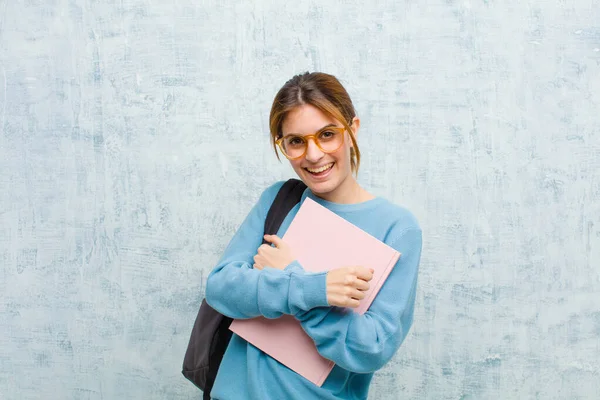 Joven Estudiante Sonriendo Alegremente Celebrando Con Los Puños Apretados Los —  Fotos de Stock