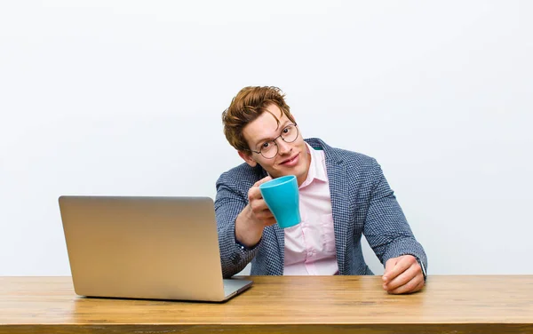 Joven Hombre Negocios Cabeza Roja Trabajando Escritorio Con Una Taza — Foto de Stock