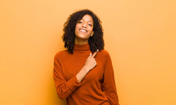 Young Pretty Black Woman Smiling Cheerfully Feeling Happy Pointing Side — Stockfoto