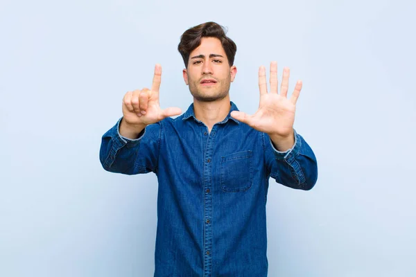 Jonge Knappe Man Glimlachend Zoek Vriendelijk Tonen Nummer Zeven Zevende — Stockfoto