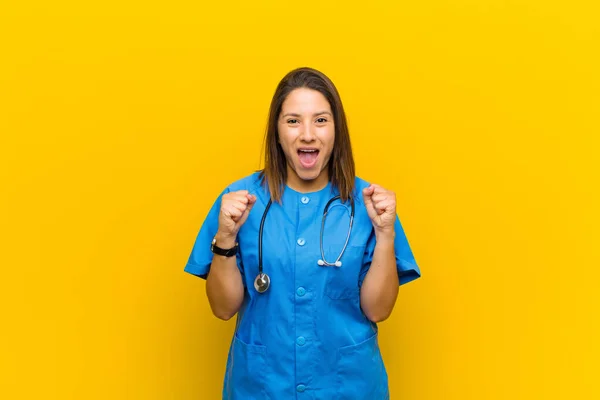 Sentindo Chocado Animado Feliz Rindo Celebrando Sucesso Dizendo Uau Isolado — Fotografia de Stock