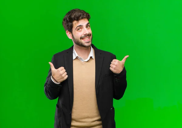 Jovem Empresário Sorrindo Alegremente Parecendo Feliz Sentindo Despreocupado Positivo Com — Fotografia de Stock