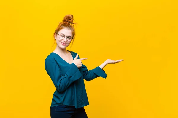 Ung Röd Huvud Kvinna Ler Känner Sig Glad Bekymmerslös Och — Stockfoto