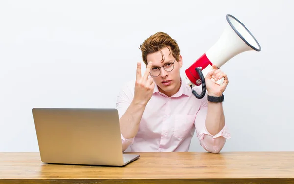 Junger Geschäftsmann Mit Rotem Kopf Der Seinem Schreibtisch Mit Einem — Stockfoto