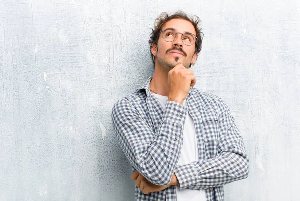 Junger Gutaussehender Mann Der Nachdenklich Ist Sich Gedanken Macht Oder — Stockfoto