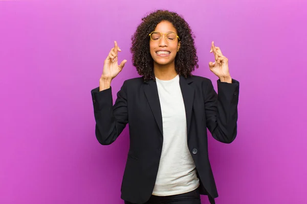 Joven Mujer Negra Negocios Sonriendo Ansiosamente Cruzando Ambos Dedos Sintiéndose — Foto de Stock