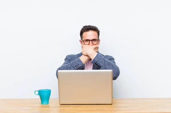 Jonge Knappe Zakenman Bedekken Mond Met Handen Met Een Geschokt — Stockfoto