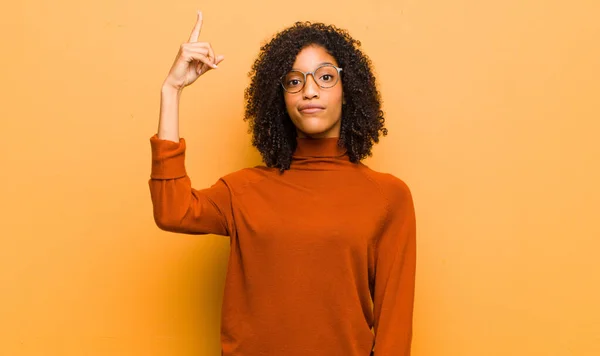 Jovem Bonita Mulher Negra Sentindo Como Gênio Segurando Dedo Orgulhosamente — Fotografia de Stock