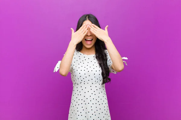 Jovem Mulher Latina Bonita Sorrindo Sentindo Feliz Cobrindo Olhos Com — Fotografia de Stock