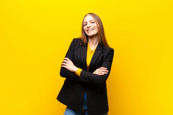 Νεαρή Όμορφη Επιχειρηματίας Γελώντας Ευτυχισμένη Σταυρωμένα Χέρια Μια Χαλαρή Θετική — Φωτογραφία Αρχείου