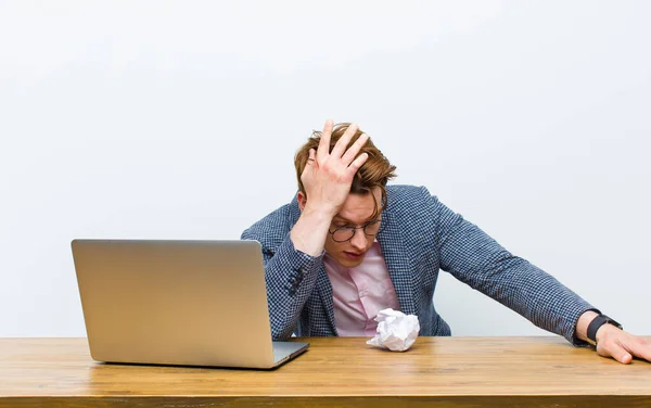 Junger Geschäftsmann Mit Rotem Kopf Arbeitet Seinem Schreibtisch — Stockfoto