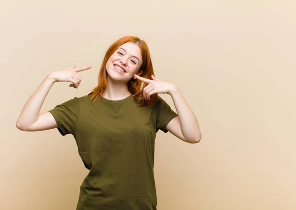 Jovem Cabeça Vermelha Mulher Bonita Sorrindo Confiantemente Apontando Para Próprio — Fotografia de Stock