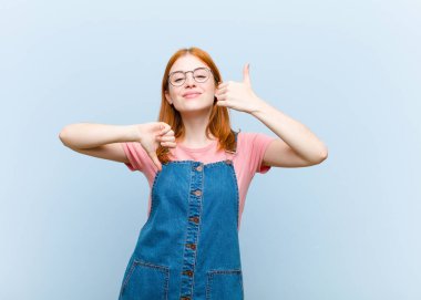 Genç kızıl saçlı güzel bir kadın kafası karışık, bilgisiz ve kararsız hissediyor, iyiyi ve kötüyü farklı seçeneklerle tartıyor.