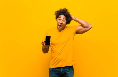 Portakal Torbası 'na karşı akıllı telefonu olan Afrikalı genç bir Amerikalı.