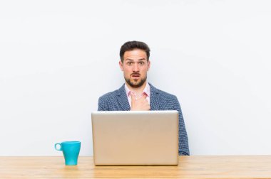 Genç yakışıklı iş adamı şaşkın, şaşkın ve güvensiz hissediyor, kendini merak ediyor ve kim olduğunu soruyor.?