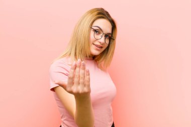 Genç ve güzel sarışın kadın mutlu, başarılı ve kendinden emin hissediyor, bir meydan okumayla karşı karşıya ve 