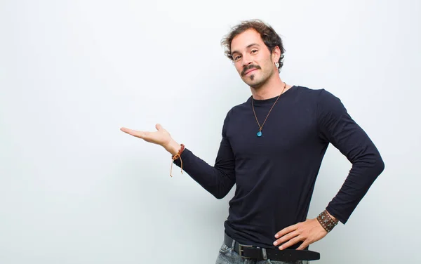 Joven Hombre Guapo Sonriendo Sintiéndose Seguro Exitoso Feliz Mostrando Concepto — Foto de Stock