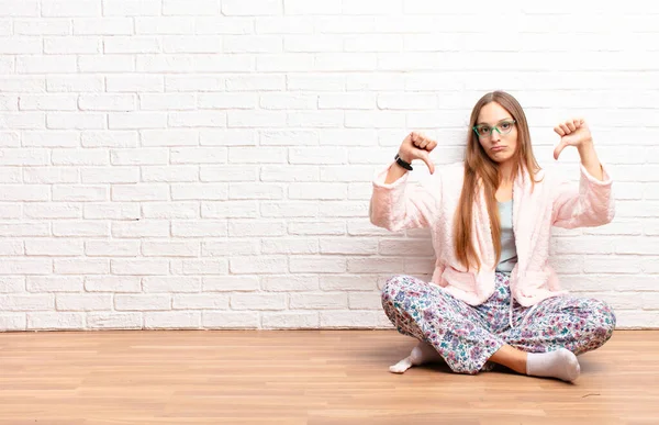 Giovane Bella Donna Che Sembra Triste Deluso Arrabbiato Mostrando Pollici — Foto Stock