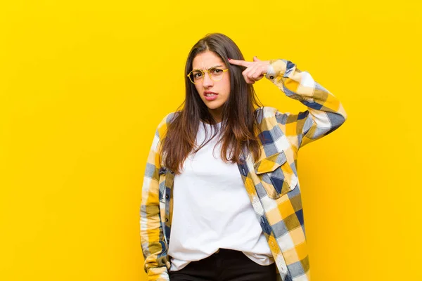 Jonge Mooie Vrouw Voelt Zich Verward Verbaasd Waaruit Blijkt Dat — Stockfoto