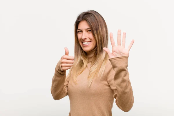 Junge Hübsche Frau Lächelt Und Sieht Freundlich Aus Zeigt Nummer — Stockfoto