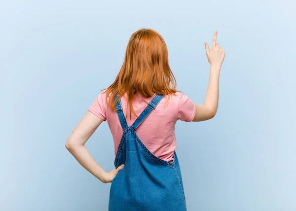 Jovem Cabeça Vermelha Mulher Bonita Apontando Para Objeto Espaço Cópia — Fotografia de Stock