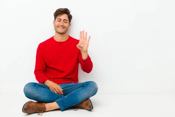 Jovem Bonito Homem Sorrindo Olhando Amigável Mostrando Número Quatro Quarto — Fotografia de Stock