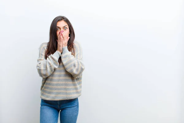 Ung Vacker Kvinna Känner Sig Orolig Upprörd Och Rädd Täcker — Stockfoto