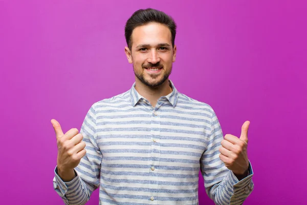 Jonge Knappe Man Glimlachen Vrolijk Kijken Gelukkig Gevoel Zorgeloos Positief — Stockfoto