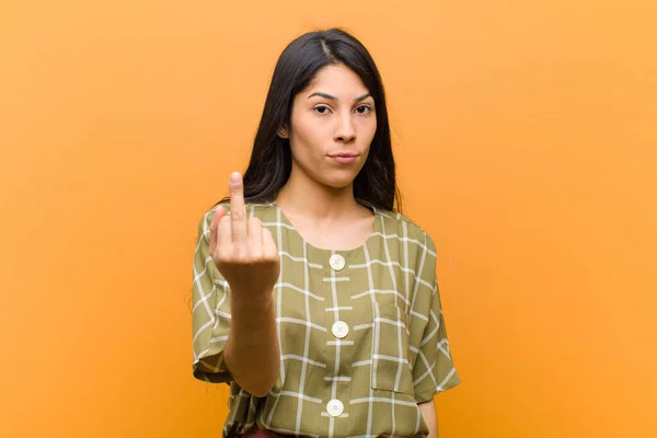 Jovem Mulher Hispânica Bonita Sentindo Raiva Irritado Rebelde Agressivo Lançando — Fotografia de Stock