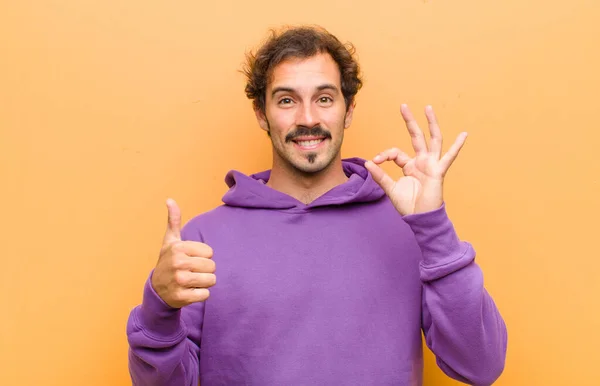 Jovem Homem Bonito Sentindo Feliz Surpreso Satisfeito Surpreso Mostrando Polegares — Fotografia de Stock