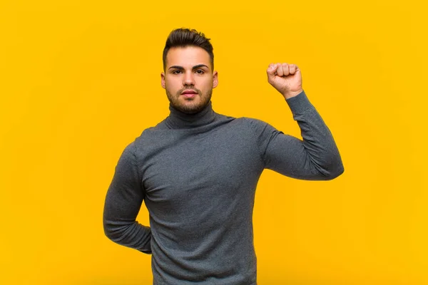 Jeune Homme Hispanique Sentant Sérieux Fort Rebelle Levant Poing Protestant — Photo