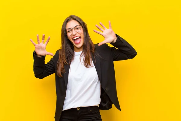 Joven Bonita Mujer Gritando Pánico Ira Conmocionada Aterrorizada Furiosa Con — Foto de Stock