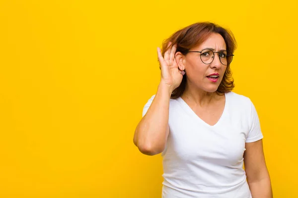 Donna Mezza Età Che Sembra Seria Curiosa Ascoltando Cercando Ascoltare — Foto Stock