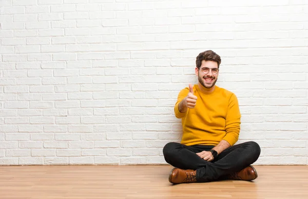 Jonge Knappe Man Zitten Vloer Tegen Baksteen Muur Textuur — Stockfoto