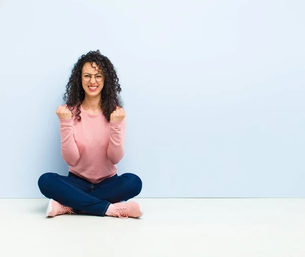 Joven Bonita Mujer Gritando Triunfalmente Riendo Sintiéndose Feliz Emocionada Mientras — Foto de Stock